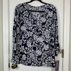 NWT White stag black/white flowered top with 3/4 length sleeves. V neck. Size XL